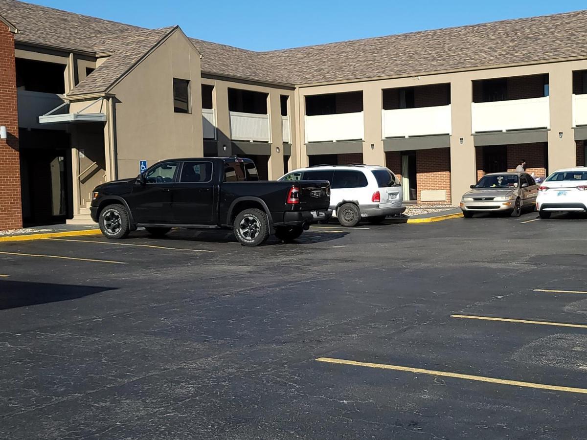 Super 8 By Wyndham Kansas City Airport North Exterior foto