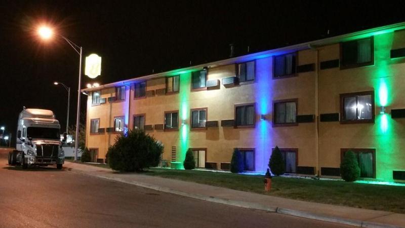 Super 8 By Wyndham Kansas City Airport North Exterior foto